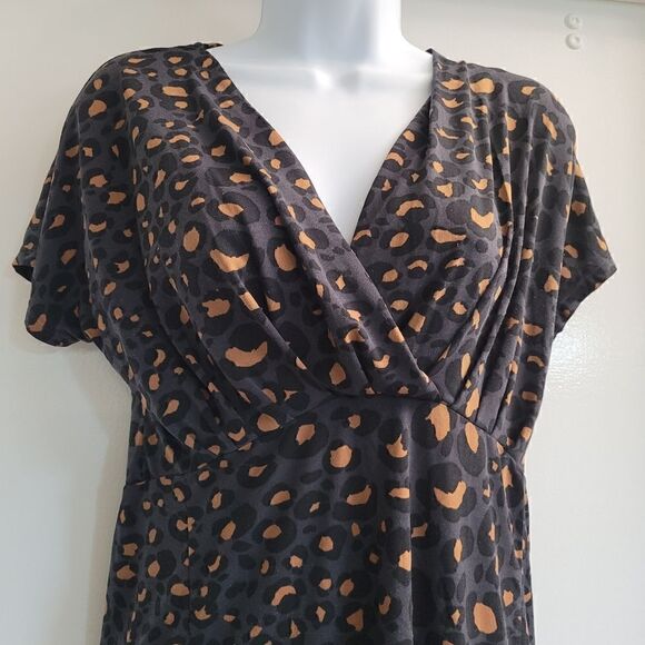 H& M mama animal print that is perfect for office or night out - Picture 2 of 4